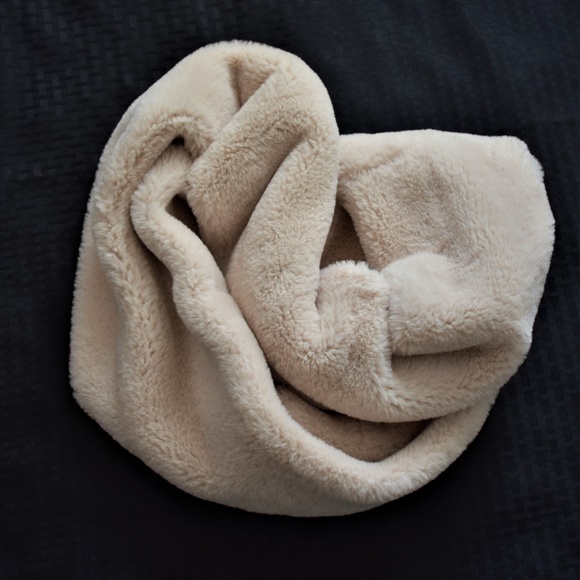Faux fur infinity scarf in cream color NEW - Picture 4 of 5
